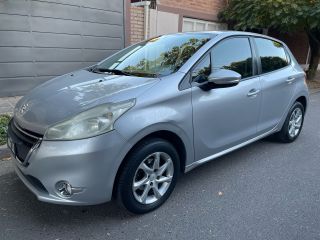Vendo o permuto Peugeot 208 allure nav 2013 con 132 mil km. Titular al día para transferir.