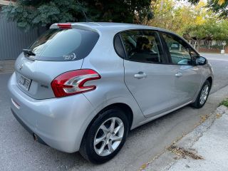 Vendo o permuto Peugeot 208 allure nav 2013 con 132 mil km. Titular al día para transferir.
