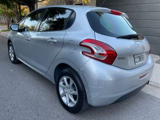Vendo o permuto Peugeot 208 allure nav 2013 con 132 mil km. Titular al día para transferir.