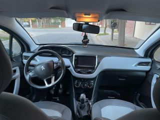Vendo o permuto Peugeot 208 allure nav 2013 con 132 mil km. Titular al día para transferir.