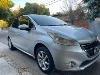 Vendo o permuto Peugeot 208 allure nav 2013 con 132 mil km. Titular al día para transferir.