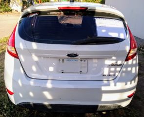 VENTA FORD FIESTA KINECTIC DESIGN TITANIUM 2011 111.799 KILOMETROS