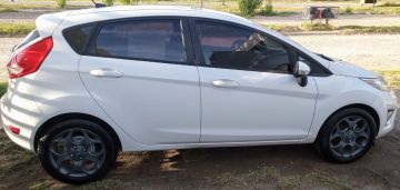VENTA FORD FIESTA KINECTIC DESIGN TITANIUM 2011 111.799 KILOMETROS