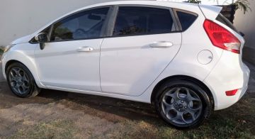 VENTA FORD FIESTA KINECTIC DESIGN TITANIUM 2011 111.799 KILOMETROS