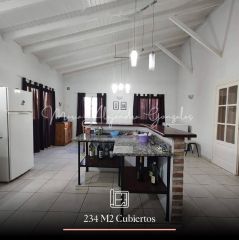 INMOBILIARIA VENDE  2 PROPIEDADES= HERMOSA CASA + 1 DPTO. EN UN TERRENO DE 2.914 MTS.² EN GENERAL ROCA PROVINCIA DE RIO NEGRO. 160.0000 DOLARES. SE ESCUCHAN PROPUESTAS DE PERMUTAS.