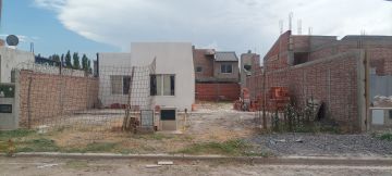 Fernández oro, casa 1 dormítorio a terminar . Con patio y jardín u$s 55.000, 2994571914
