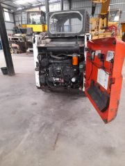 BOBCAT S130 ORUGA CON RETROECAVADORA Y BALDE