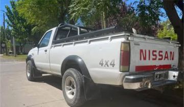DUEÑO VENDE NISSAN CAJA SIMPLE 4X4 3.2 CON AIRE
