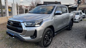 Toyota Hilux SRX 4x4 AT6 2021 única mano!