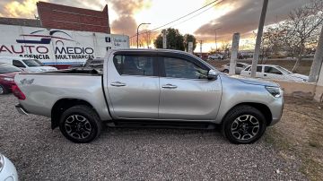 Toyota Hilux SRX 4x4 AT6 2021 única mano!