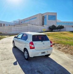 VENDO / PERMUTO / FINANCIO TOYOTA ETIOS 2014