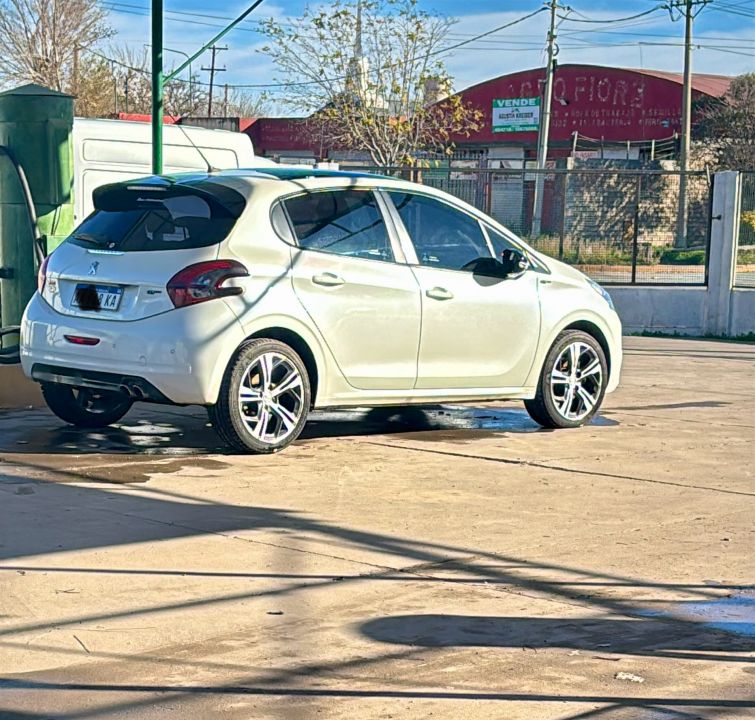 Vendo peugeot 208 GT 2017