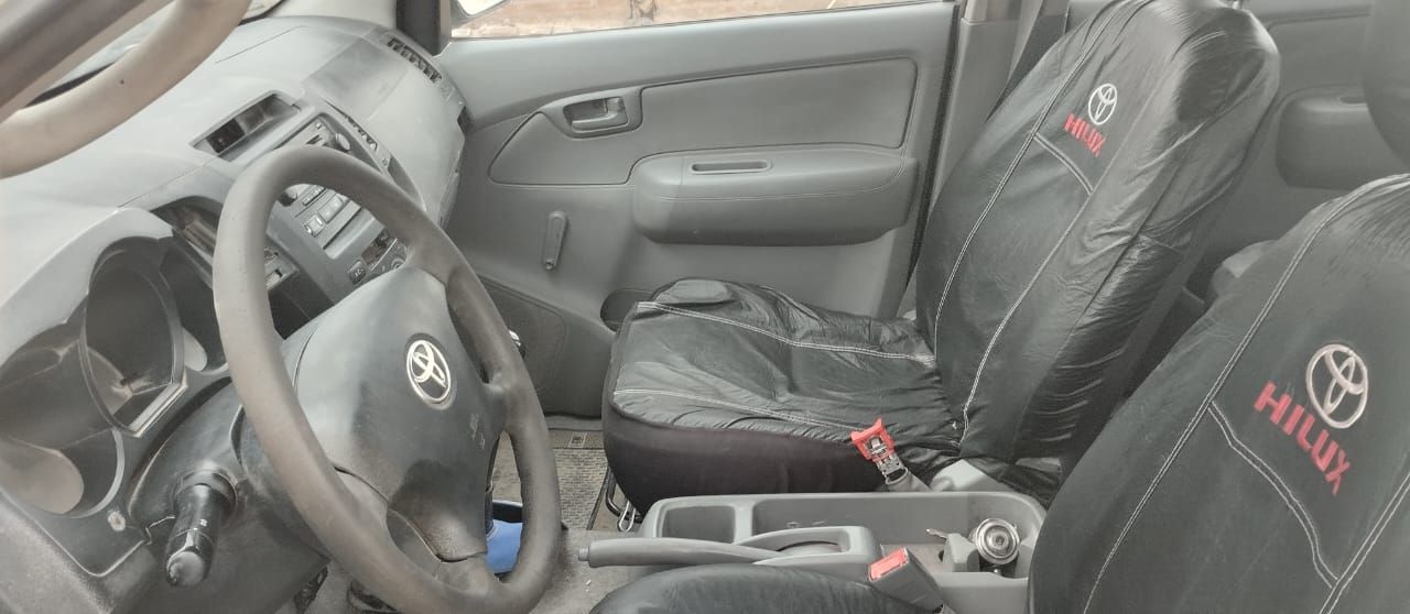 TOYOTA HILUX 2.5 DOBLE CABINA