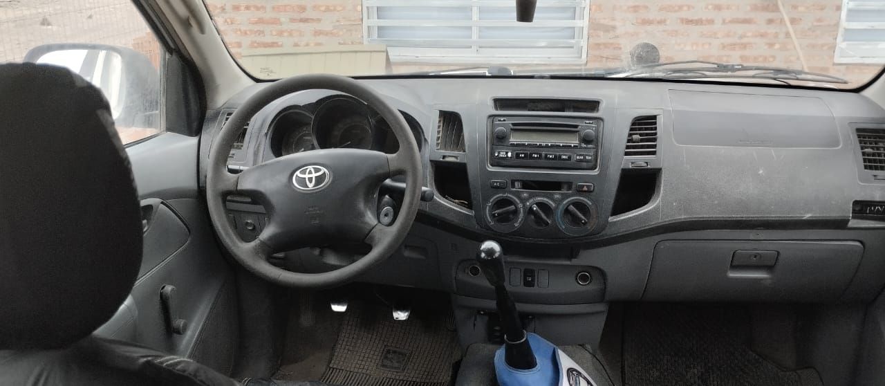 TOYOTA HILUX 2.5 DOBLE CABINA