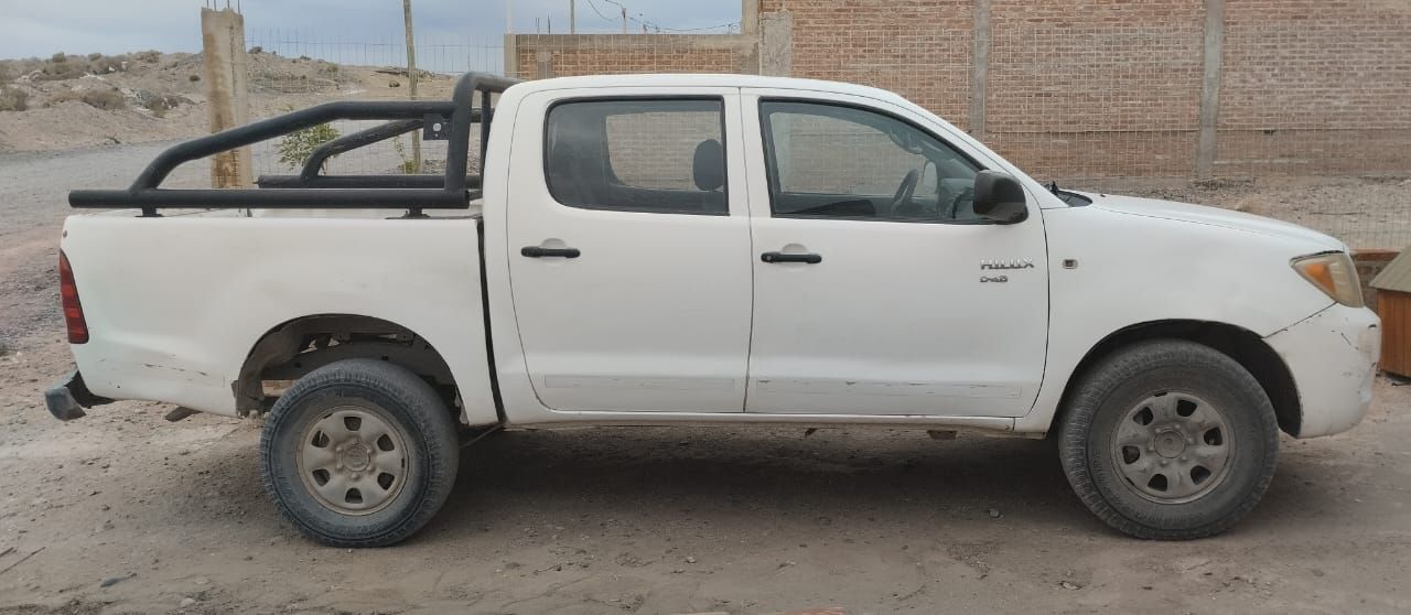 TOYOTA HILUX 2.5 DOBLE CABINA