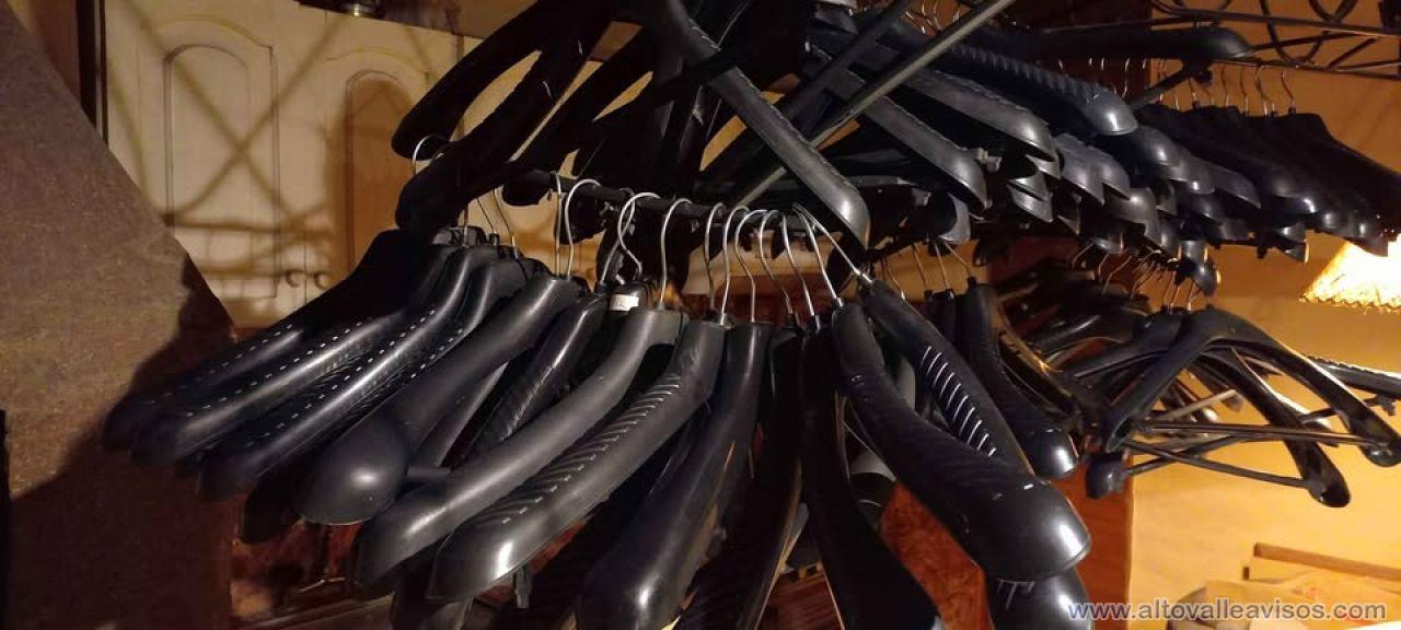 VENDO LOTE COMPLETO DE PERCHAS PREMIUM DE MADERA LAQUEADA Y DE PLÁSTICO REFORZADAS ANATÓMICAS .