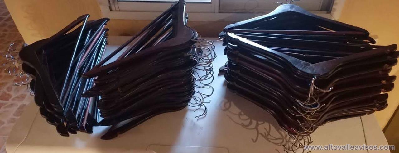 VENDO LOTE COMPLETO DE PERCHAS PREMIUM DE MADERA LAQUEADA Y DE PLÁSTICO REFORZADAS ANATÓMICAS .